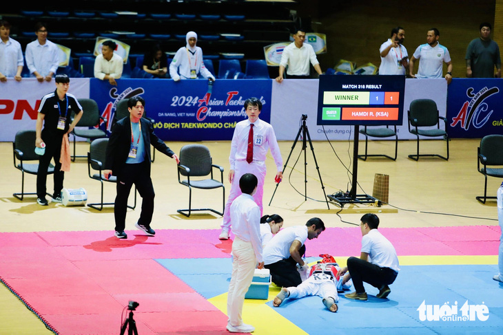 HLV Hàn Quốc phản ứng khi trọng tài cho võ sĩ Saudi Arabia thắng - Ảnh: N.K