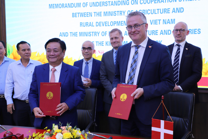 Bộ trưởng Bộ Nông nghiệp và Phát triển nông thôn Lê Minh Hoan và Bộ trưởng Nông nghiệp Đan Mạch Jacob Jensen tại lễ ký kết hợp tác giữa hai bên ngày 14-5 - Ảnh: Đại sứ quán Đan Mạch cung cấp