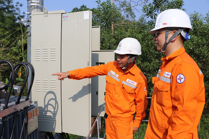 Công nhân Điện lực miền Bắc (EVNNPC) kiểm tra TBA để cung cấp nguồn điện an toàn, ổn định cho khách hàng