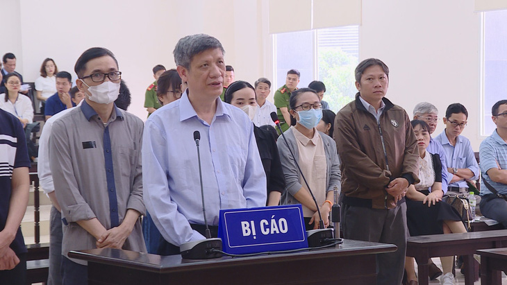 Cựu bộ trưởng Nguyễn Thanh Long và các bị cáo khác tại tòa phúc thẩm - Ảnh: HIỂU PHONG