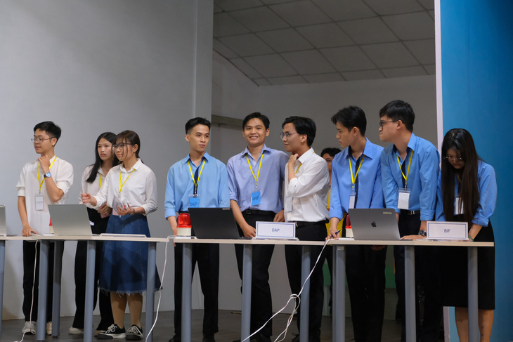 Đội thi DAP đến từ Trường đại học Ngân hàng TP.HCM trong một phần của cuộc thi đầu tư chứng khoán sinh viên Việt Nam 2024 - Ảnh: N.H.