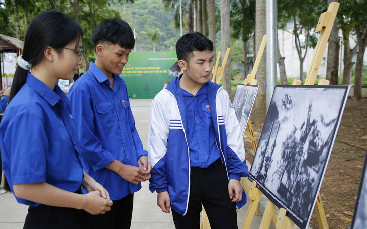 Nhiều đoàn viên thanh niên được chứng kiến và cảm nhận những năm tháng hào hùng của các thế hệ đi trước qua hình ảnh tại triển lãm - Ảnh: QUỐC NAM