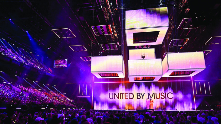 Khẩu hiệu “Đoàn kết bằng âm nhạc” quen thuộc của Eurovision xuất hiện trên sân khấu mùa 2024. Ảnh: AFP