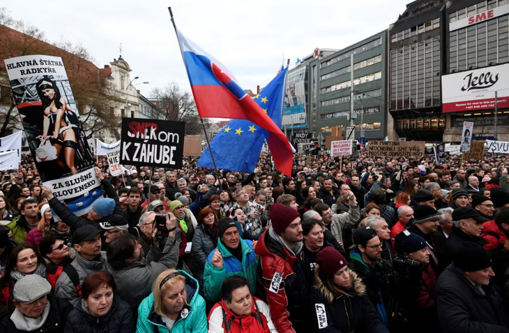 Người dân Slovakia biểu tình tại thủ đô Bratislava sau cái chết của nhà báo Ján Kuciak và vị hôn thê năm 2018 - Ảnh: REUTERS