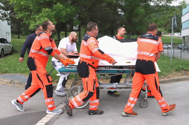 Thủ tướng Fico được đưa đến bệnh viện trong tình trạng khẩn cấp - Ảnh: REUTERS