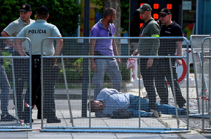 Nghi phạm tấn công Thủ tướng Fico nhanh chóng bị cảnh sát trấn áp - Ảnh: REUTERS