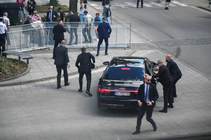 Lực lượng cận vệ nhanh chóng di chuyển Thủ tướng Fico đến bệnh viện sau vụ ám sát - Ảnh: REUTERS