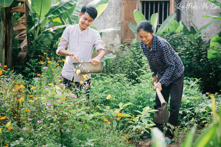 Bạn Đồng Văn Hùng và mẹ đang chăm sóc khu vườn của gia đình - Ảnh: Facebook nhân vật
