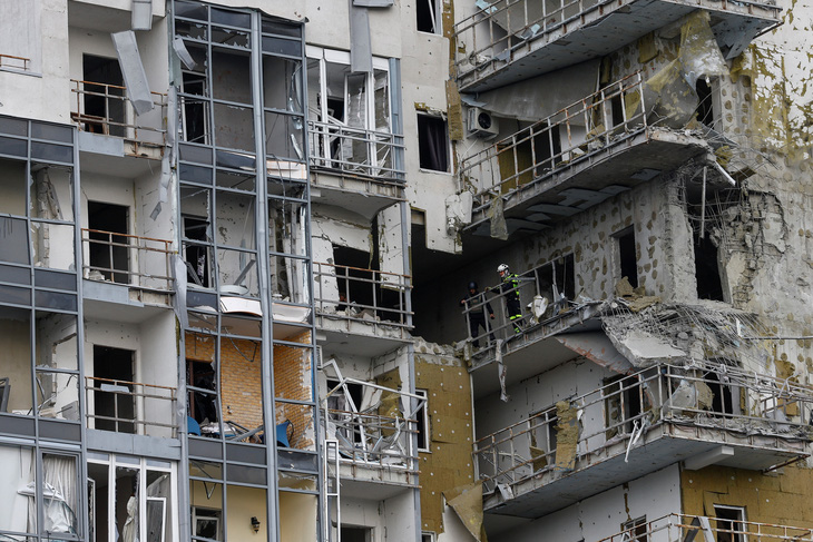 Tòa nhà ở Kharkov bị hư hại do pháo kích của Nga - Ảnh: REUTERS