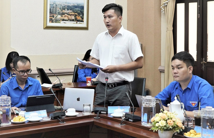 Giám đốc Trung tâm Hỗ trợ thanh niên công nhân TP.HCM Lê Hoàng Minh phát biểu từ điểm cầu TP.HCM - Ảnh: K.ANH