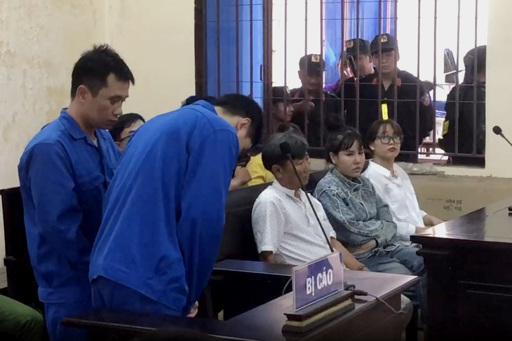 Bị cáo Lê Dương, phó giám đốc Công ty Thành Bưởi, cúi người xin lỗi thân nhân và người bị hại tại phiên tòa - Ảnh: A LỘC
