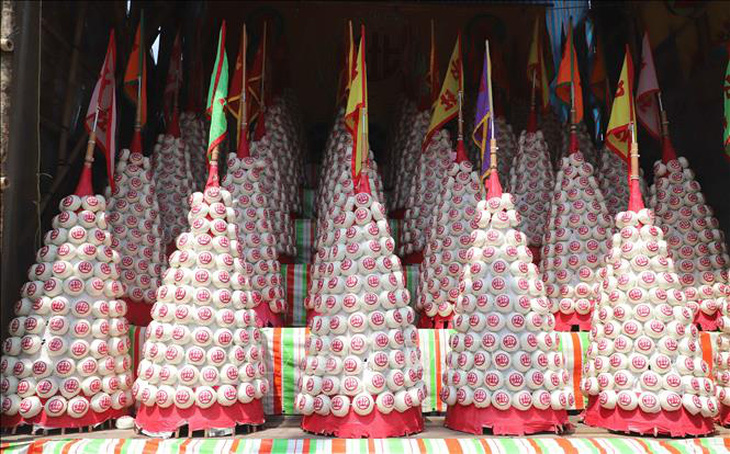 Những tháp tre đính đầy bánh bao là biểu tượng của lễ hội - Ảnh: TTXVN