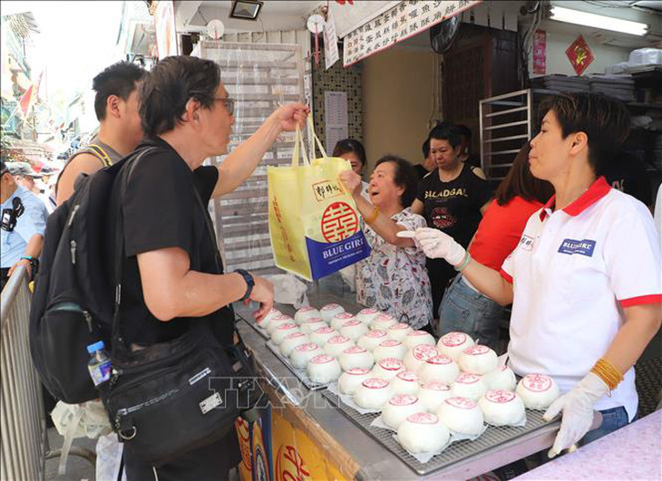 Du khách dự lễ hội bánh bao Hong Kong ngày 15-5 - Ảnh: TTXVN