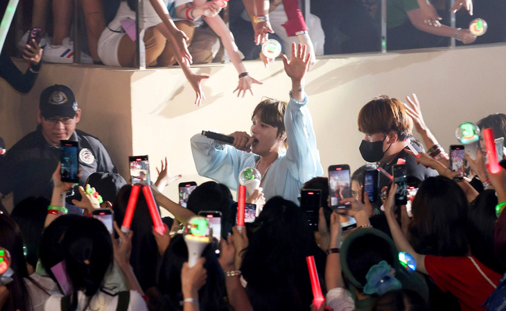 “Thiên vương” Kim Jae Joong “quẩy” nhiệt tình cùng fan Việt tại concert ở TP.HCM