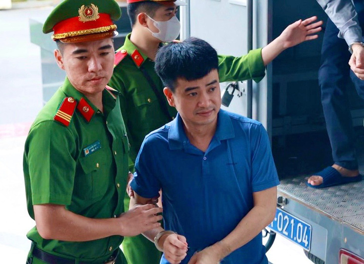 Bị cáo Phan Quốc Việt được dẫn giải đến tòa - Ảnh: DANH TRỌNG