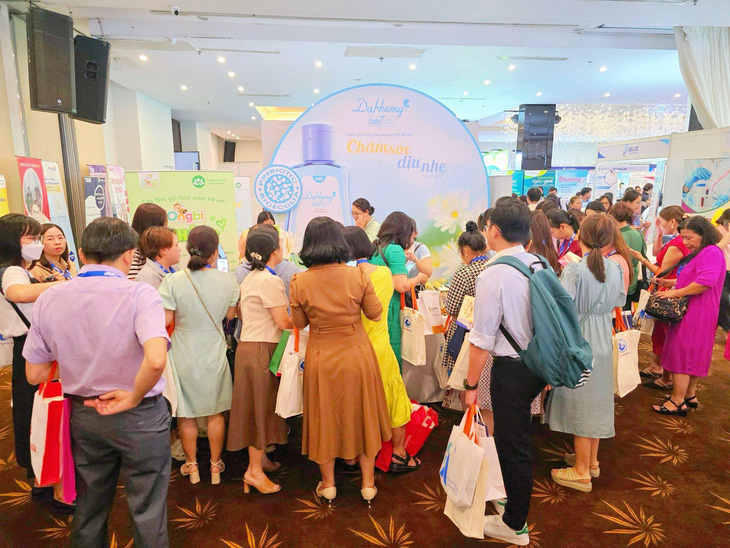 Khu vực gian hàng giới thiệu của Dạ Hương Daily Fresh nhận được sự quan tâm của đại biểu tại hội nghị