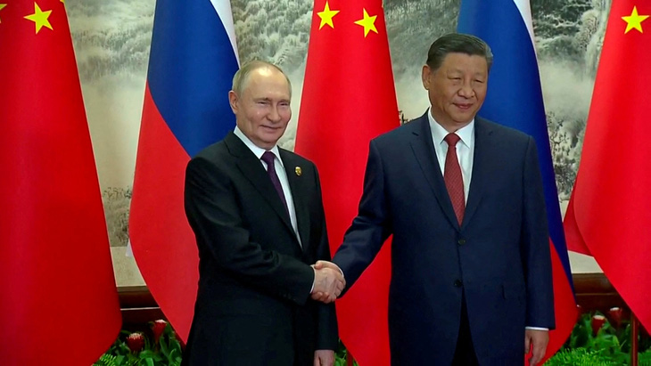 Tổng thống Nga Vladimir Putin (trái) và Chủ tịch Trung Quốc Tập Cận Bình trong cuộc gặp ở Bắc Kinh ngày 16-5 - Ảnh: REUTERS