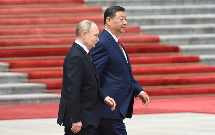 Tổng thống Nga Vladimir Putin (trái) và Chủ tịch Trung Quốc Tập Cận Bình tại lễ đón chính thức ở Bắc Kinh, Trung Quốc ngày 16-5 - Ảnh: REUTERS 