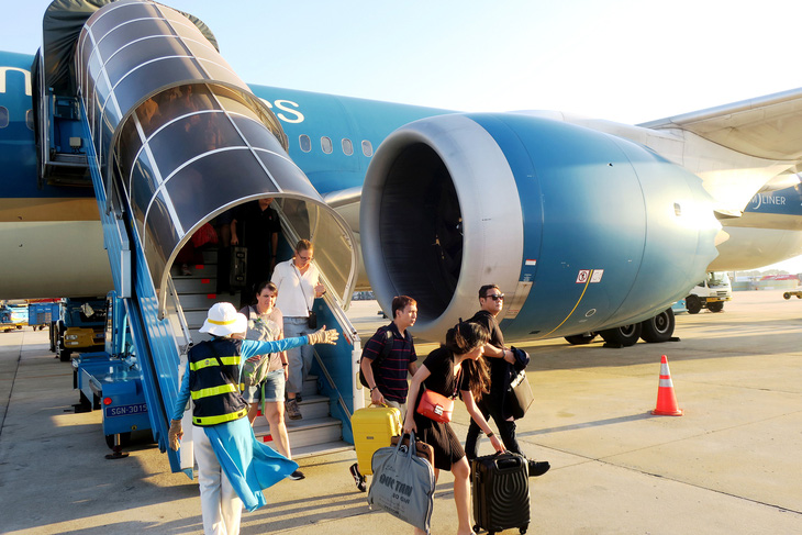 Hành khách đáp chuyến bay nội địa từ sân bay Nội Bài (Hà Nội) xuống sân bay Tân Sơn Nhất (TP.HCM) -  Ảnh: T.T.D.