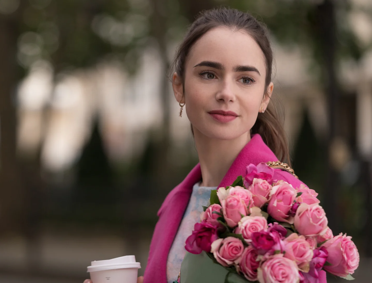 Tên tuổi Lily Collins phổ biến hơn khi cô tham gia Emily in Paris - loạt phim hài (comedy) của Darren Star.