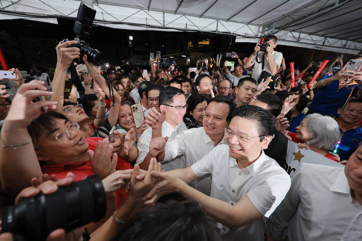 Tân Thủ tướng Singapore Hoàng Tuần Tài gặp gỡ, bắt tay người dân ngay trong đêm 15-5 sau khi tuyên thệ nhậm chức - Ảnh: STRAITS TIMES