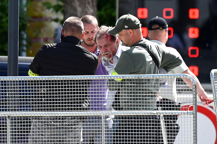 Người đàn ông được cho là nghi phạm bắn Thủ tướng Slovakia Robert Fico bị bắt giữ tại hiện trường ngày 15-5 - Ảnh: REUTERS