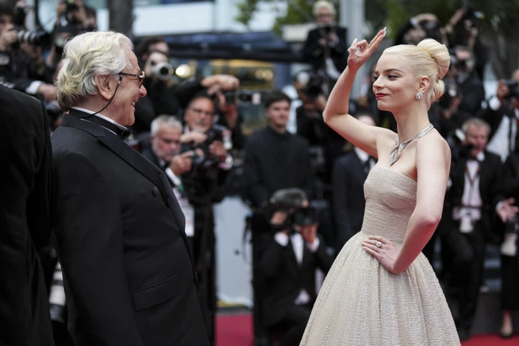 Cô nàng Anya lém lỉnh chào đạo diễn George Miller trên thảm đỏ Liên hoan phim Cannes - Ảnh: GETTY IMAGES