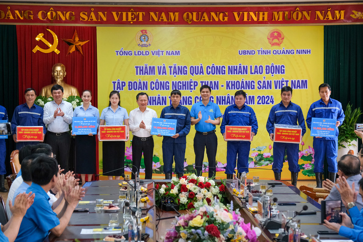 Lãnh đạo Tổng liên đoàn Lao động Việt Nam, UBND tỉnh Quảng Ninh, Tập đoàn Công nghiệp than - khoáng sản Việt Nam tặng quà cho công nhân Công ty Than Mông Dương nhân Tháng công nhân 2024 - Ảnh: HÀ QUÂN