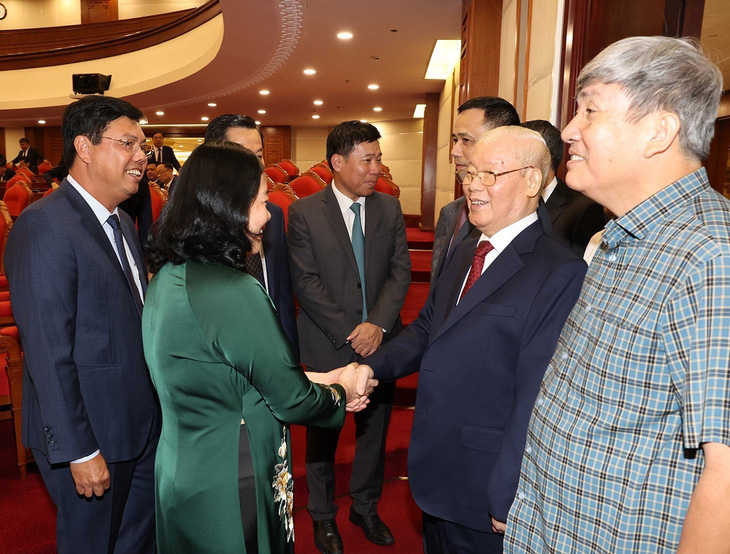 Tổng bí thư Nguyễn Phú Trọng cùng các lãnh đạo Đảng, Nhà nước và đại biểu dự Hội nghị Trung ương 9, khóa XIII - Ảnh: TTXVN