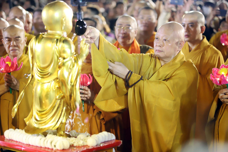 Hòa thượng Thích Lệ Trang, Trưởng Ban Trị sự Giáo hội Phật giáo Việt Nam Thành phố Hồ Chí Minh thực hiện nghi lễ Tắm Phật tại Việt Nam Quốc tự - Ảnh: TTXVN