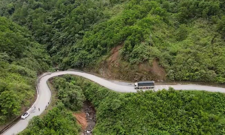 Nhiều đoạn đường cong nhưng ở vùng núi chưa thể lắp biển báo nên những cú nháy xi nhan có thể giúp tài xế phía sau an toàn khi lái xe trên đường - Ảnh: QUỐC NAM