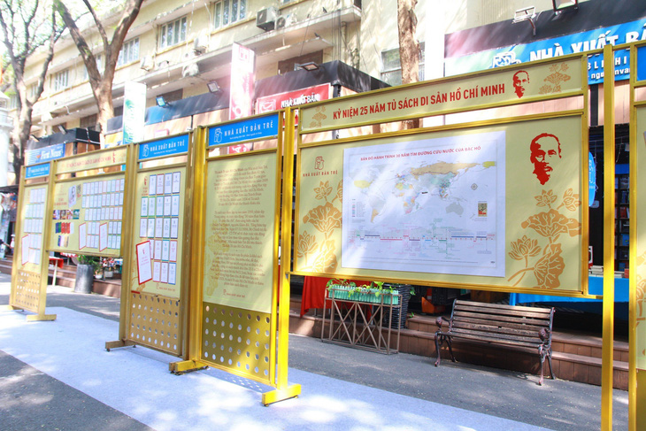 Một góc trưng bày chương trình kỷ niệm 25 năm tủ sách Di sản Hồ Chí Minh - Ảnh: BTC