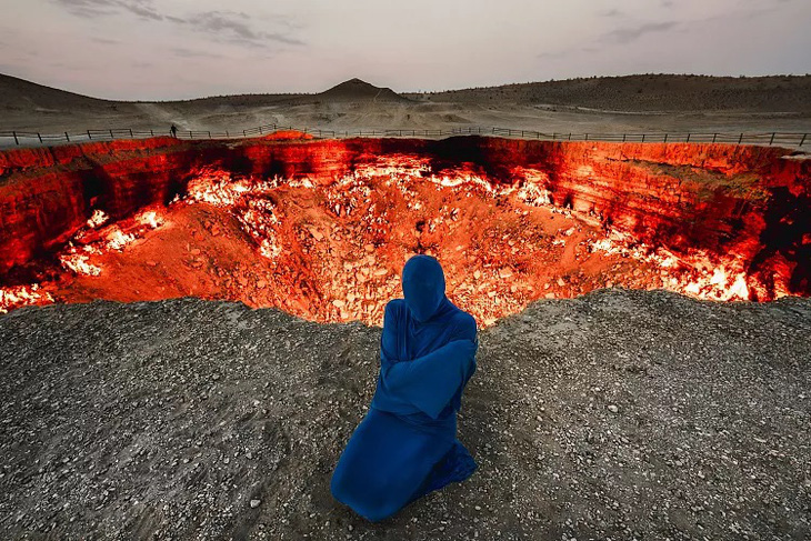 Darvaza Pieta. Miệng núi lửa Darvaza, còn được gọi là Cổng địa ngục, đã cháy hơn 50 năm. Nó được các kỹ sư Liên Xô khoan vào năm 1971 như một giếng khí đốt tự nhiên, nhưng khi nó sụp đổ, họ phải đốt miệng núi lửa để ngăn khí độc thoát ra ngoài. Các nhà khoa học dự đoán địa điểm này sẽ tiếp tục cháy trong nhiều thập kỷ tới - Ảnh: Liz Miller Kovacs