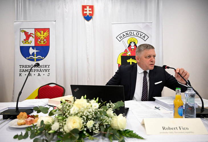 Thủ tướng Slovakia Robert Fico tại cuộc họp với nội các Slovakia trước khi bị bắn - Ảnh: REUTERS