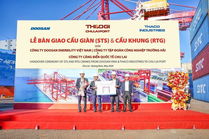 Lãnh đạo THACO INDUSTRIES trao biểu trưng bàn giao 03 cẩu khung RTG cho Lãnh đạo THILOGI và cảng Chu Lai