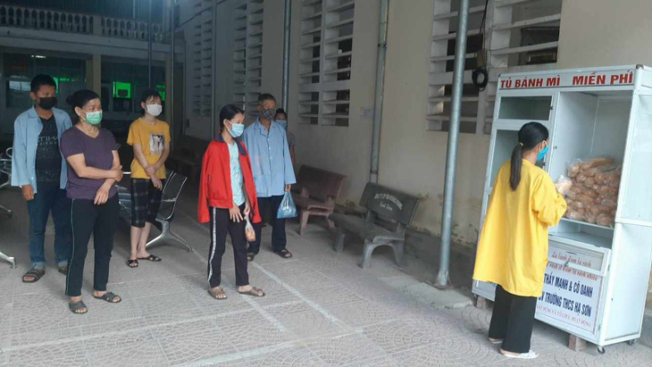 Tủ bánh mì nụ cười 246 đặt ở Trung tâm y tế huyện Quỳ Hợp, Nghệ An suốt gần 5 năm qua, phục vụ bệnh nhân nghèo mỗi buổi sáng thứ 2, 4 và 6 - ẢNH: PHAN GIANG