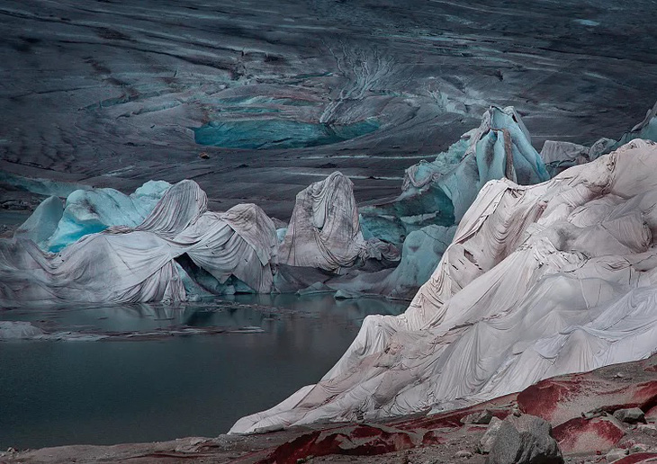 Thay đổi cảnh quan. Các dòng sông băng ở Thụy Sĩ được phủ bằng vải để bảo vệ chúng khỏi tan chảy. Sông băng ở Thụy Sĩ đã mất đi 1/3 thể tích chỉ trong 10 năm qua - Ảnh: Anna Korbut