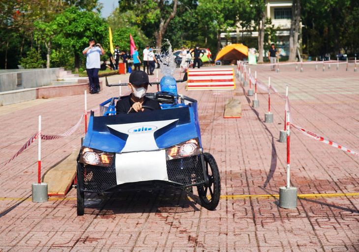 Ở cuộc thi đua xe 4 bánh tự chế, các đội phải chở theo một bình nước trên xe nhằm kiểm tra hệ thống treo, cân bằng của chiếc xe - Ảnh: TRẦN HOÀI