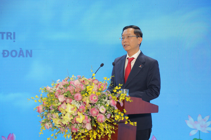 Ông Trần Quang Dũng, phó bí thư Đảng ủy, báo cáo sơ kết 3 năm thực hiện kết luận 01 và đánh giá 5 năm thực hiện nghị quyết 281