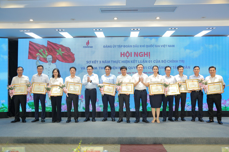 Ông Lê Mạnh Hùng và ông Lê Ngọc Sơn trao bằng khen cho các tập thể có thành tích xuất sắc trong triển khai nghị quyết 281