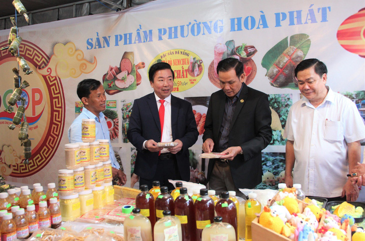 Ông Nguyễn Quang Vinh (thứ 2 từ trái qua) tại dịp giới thiệu sản phẩm OCOP của quận Cẩm Lệ - Ảnh: P.T