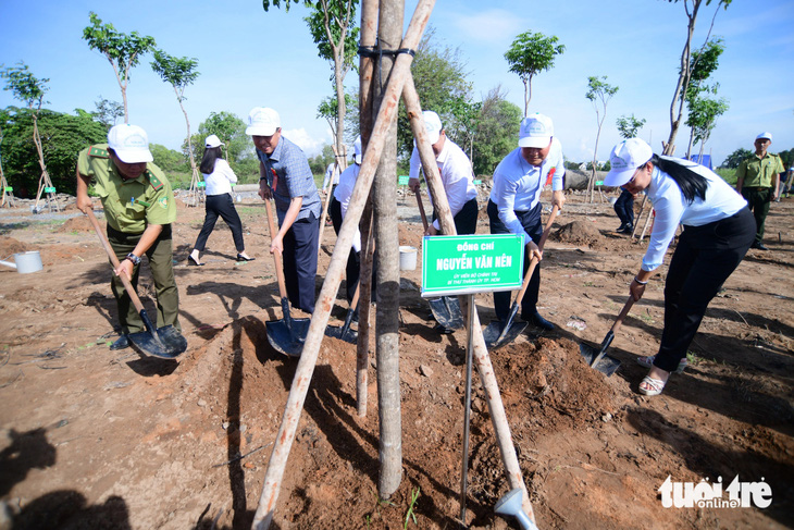 Lãnh đạo TP.HCM tham gia trồng cây trong khu depot Long Bình - Ảnh: QUANG ĐỊNH