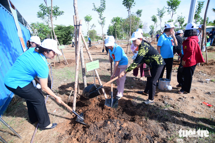 Người dân phường Long Bình cùng nhau trồng cây trong khu depot Long Bình