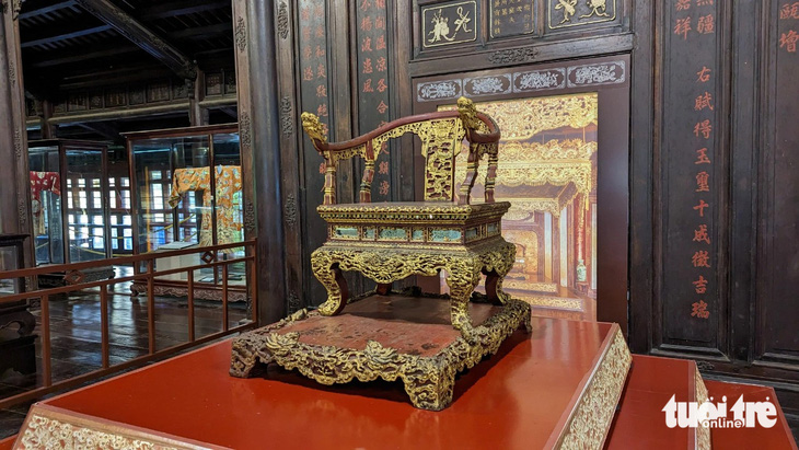 Ngai vàng triều Nguyễn được đặt trong Bảo tàng Cổ vật cung đình Huế - Ảnh: NHẬT LINH