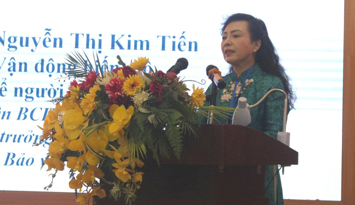 Bà Nguyễn Thị Kim Tiến phát biểu tại lễ phát động đăng ký hiến tặng mô, bộ phận cơ thể người tại tỉnh Quảng Ninh ngày 17-5 - Ảnh: D.LIỄU