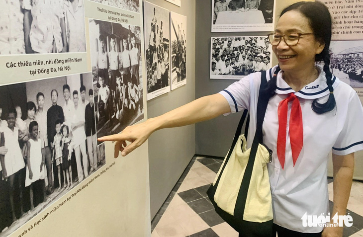 Bà Trần Thị Minh Châu tập kết ra Bắc khoảng 3-4 tuổi, học ở trường dành cho học sinh miền Nam đóng ở Quế Lâm (Trung Quốc), vui mừng gặp người quen qua ảnh - Ảnh: HOÀI PHƯƠNG