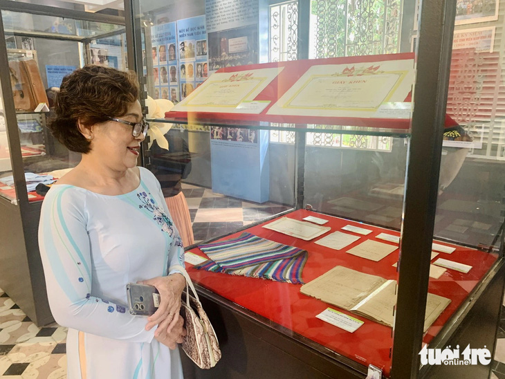 Bà Xuân Lan tặng hiện vật cho bảo tàng lưu giữ - Ảnh: HOÀI PHƯƠNG