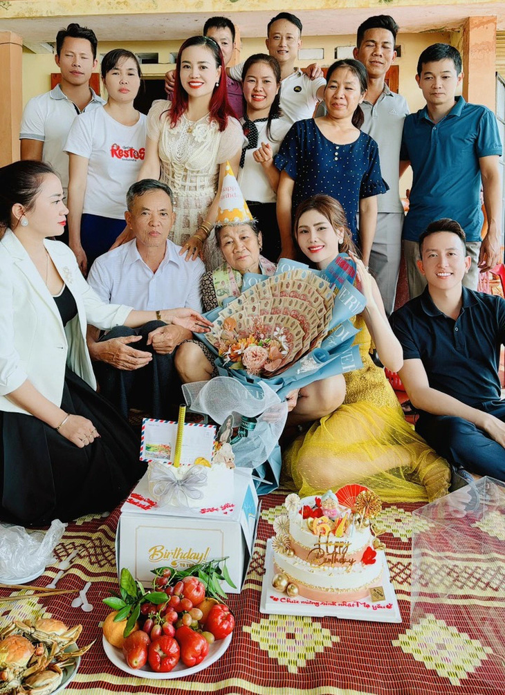 Đại gia đình chị Tươi tổ chức sinh nhật cho mẹ - Ảnh: NVCC