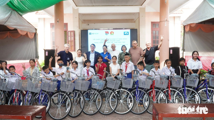 Đoàn cựu chiến binh tặng xe đạp cho trẻ em Quảng Trị - Ảnh: THANH PHÚ