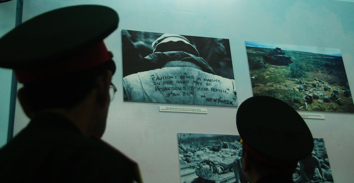 Hai cựu chiến binh xem hình ảnh tại không gian trưng bày - Ảnh: B.D.